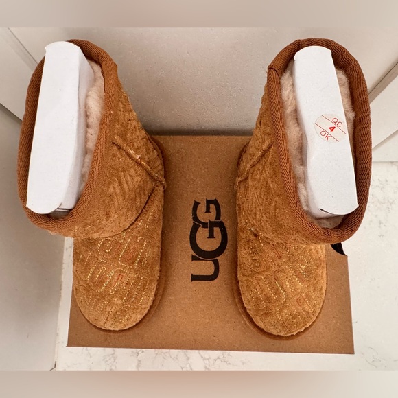 UGG CLASSIC II GRAPHIC STITCH SIZE T8
NWB - Picture 3 of 9